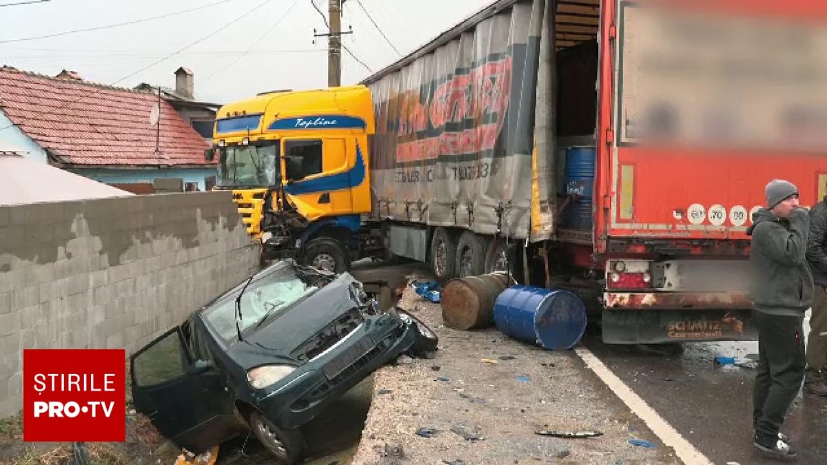 Accident grav pe DN13, în Brașov, după ce un TIR a lovit frontal o mașină (Foto: Știrile ProTV)