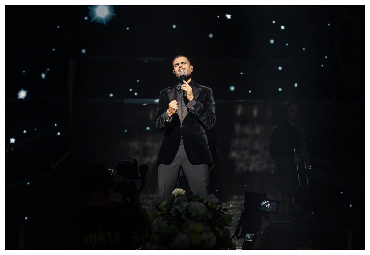 Andrei Bănuță, gest în memoria mamei sale la concertul de la Sala Palatului. Artistul a emoționat publicul (Foto: Cancan)
