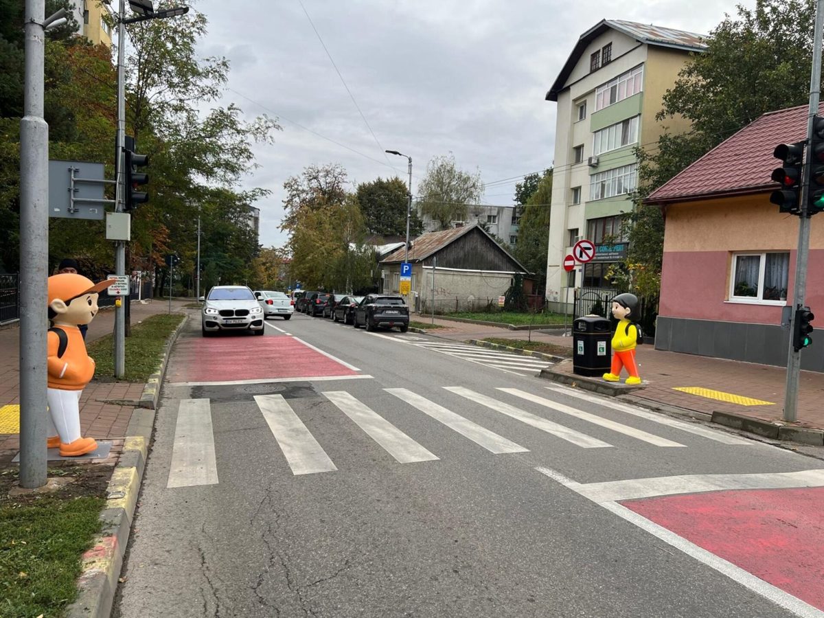 Primăria Suceava a montat manechine-pietoni lângă școli și grădinițe (Foto: Monitorul de Suceava)