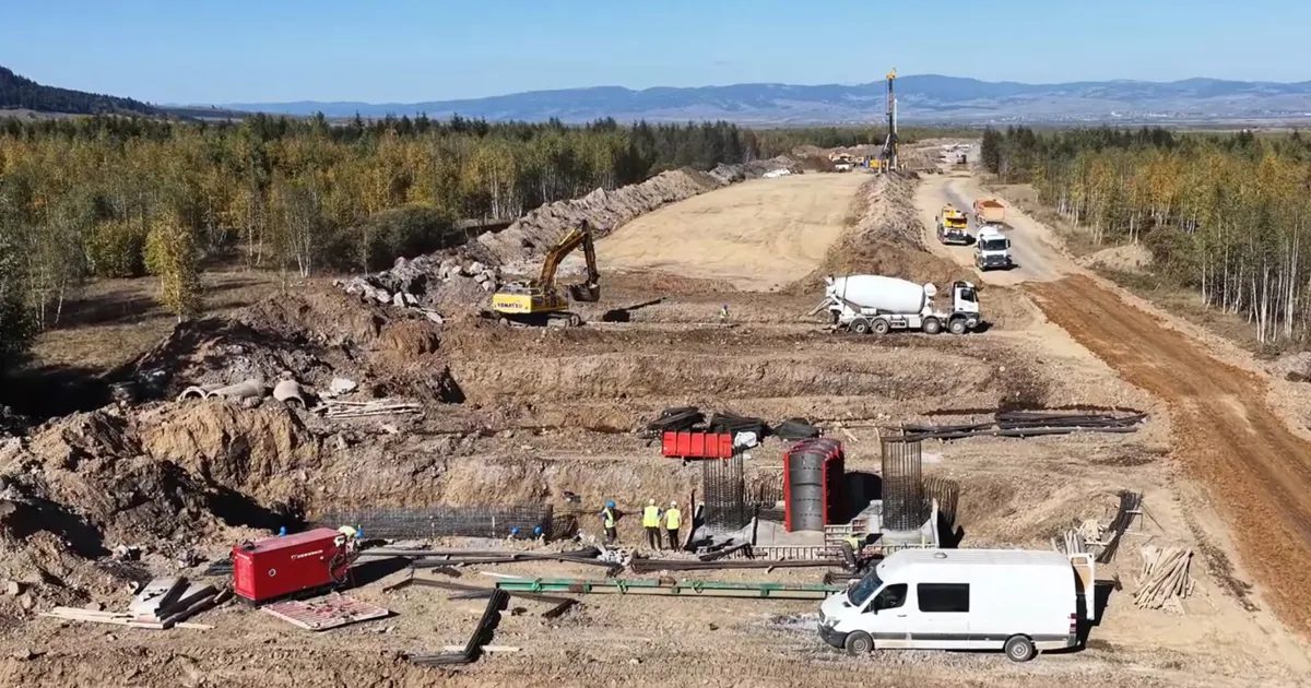 Peste 320 de oameni și 245 de utilaje, mobilizate pe Autostrada Târgu Mureș–Târgu Neamț. Ce lucrări se fac (Foto: Newsweek România)