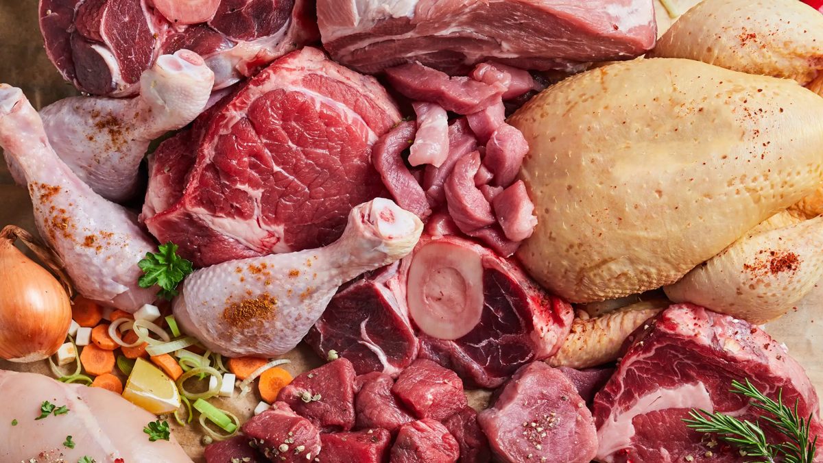 Inspectorii DSVSA Bihor au găsit salmonella în carne, listeria în cârnați și stafilococ în brânză (Foto: Capital)