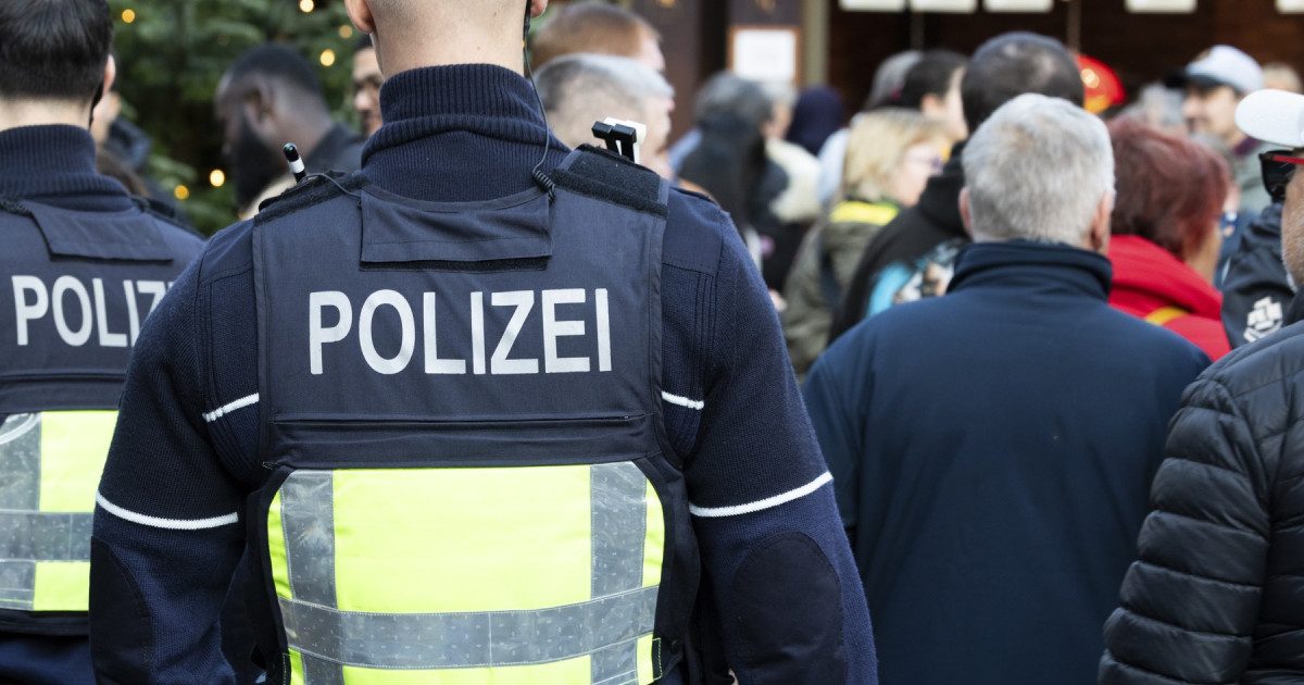 O adolescentă de 16 ani, hărțuită sexual de un robot în Germania. Polițiștii au confiscat aparatul (Foto: Digi24)