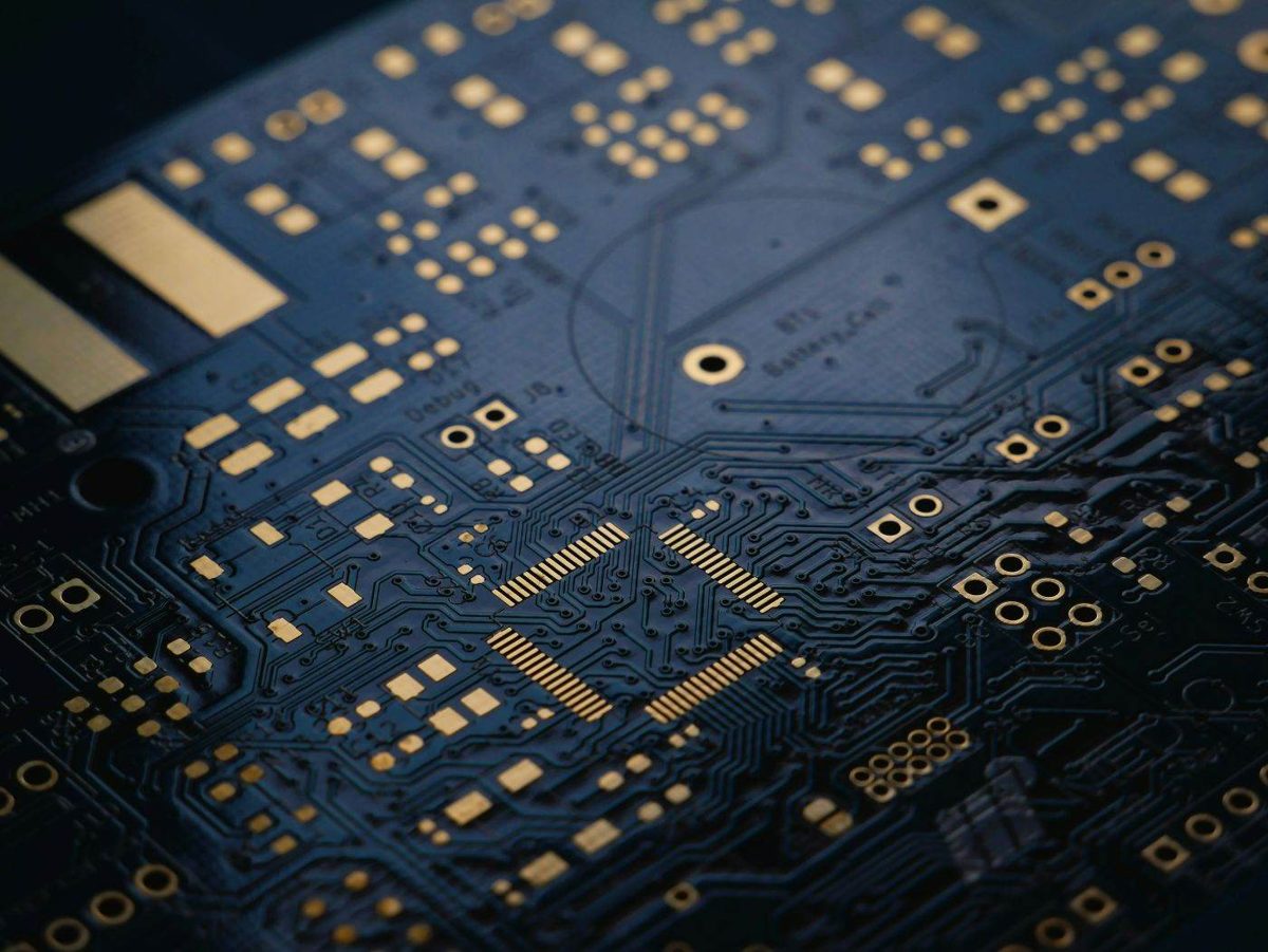 Microsoft își extinde producția de cipuri AI proprii pentru a reduce dependența de Nvidia (Foto: Bursa)