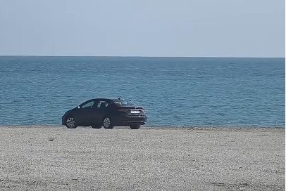 Șofer amendat cu 10.000 de lei după ce a intrat cu mașina pe plaja de la Cap Aurora (Foto: România TV)