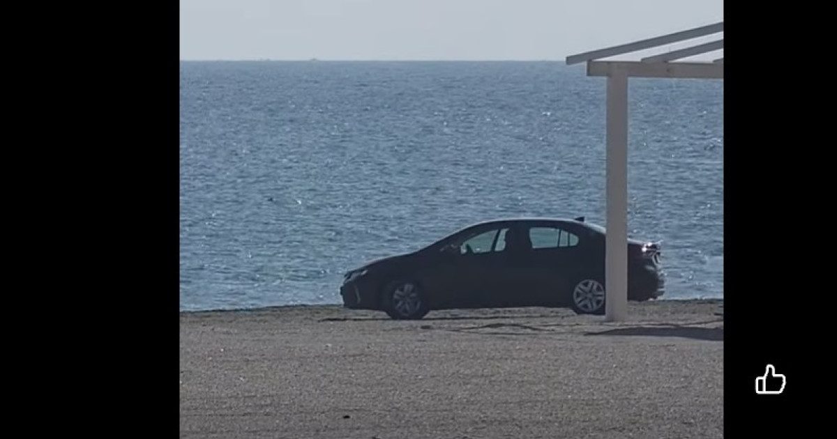 Un șofer a fost amendat cu 10.000 de lei după ce a intrat cu mașina pe plaja Cap Aurora (Foto: Digi24)
