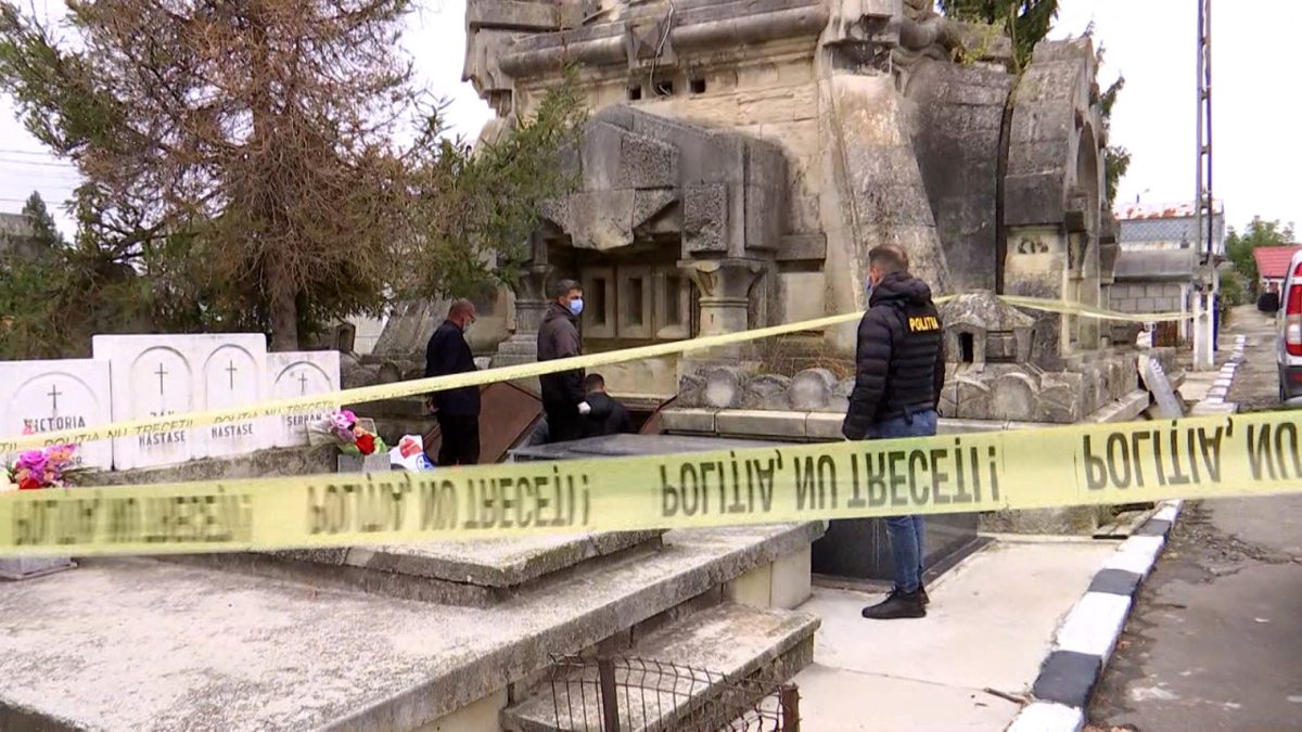 Saci cu oseminte descoperiți ascunși într-un cimitir din Slatina, poliția a deschis o anchetă (Foto: Observator (Antena 1))