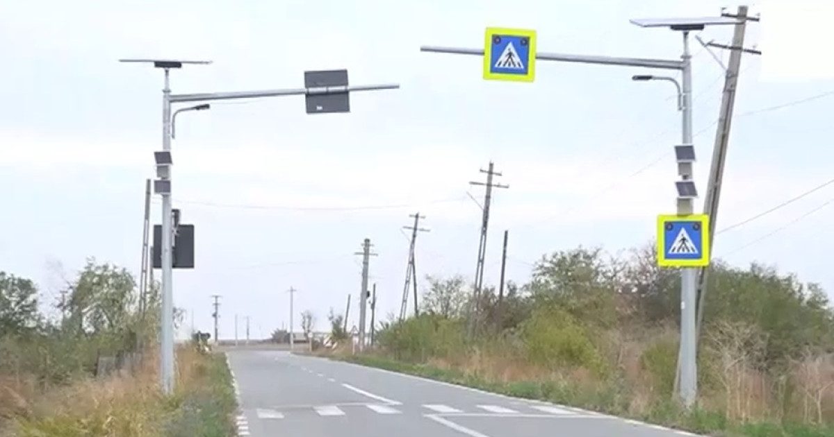 O trecere de pietoni cu sistem LED smart te conduce în câmp, în județul Brăila (Foto: Digi24)