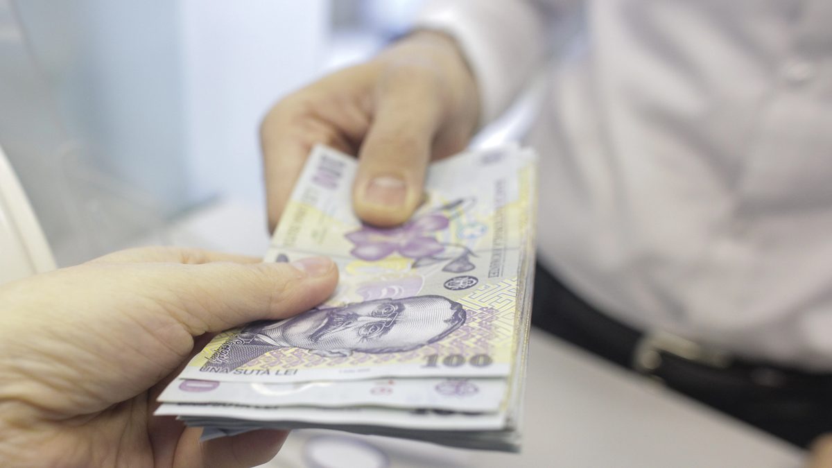 Senatul a adoptat legea prin care românii cu credite în lei indexate la ROBOR pot primi compensații de la bănci (Foto: Știripesurse)
