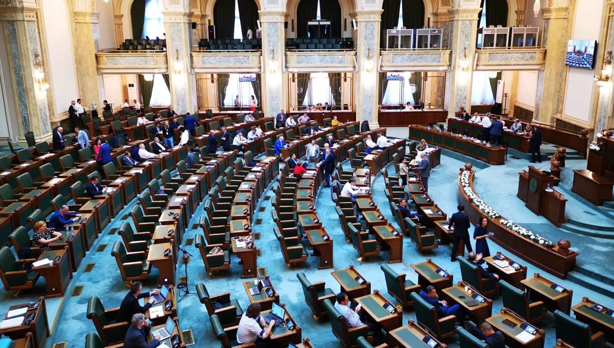 Senatul a adoptat un proiect care obligă autoritățile să notifice cetățenii înainte de expirarea actelor (Foto: Capital)
