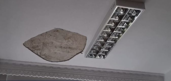 Bucăți de tencuială au căzut peste două eleve la Colegiul Pedagogic „Ștefan cel Mare” din Bacău (Foto: G4Media)
