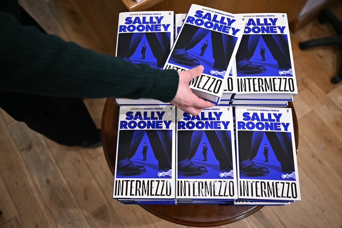 Sally Rooney nu mai poate vinde cărțile în Regatul Unit după ce editura sa și-a încetat activitatea acolo (Foto: HotNews)