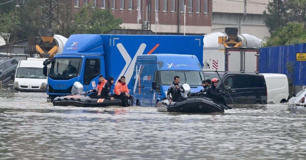 Cel puțin două persoane au murit în urma ploilor torențiale și inundațiilor din Istanbul (Foto: Digi24)