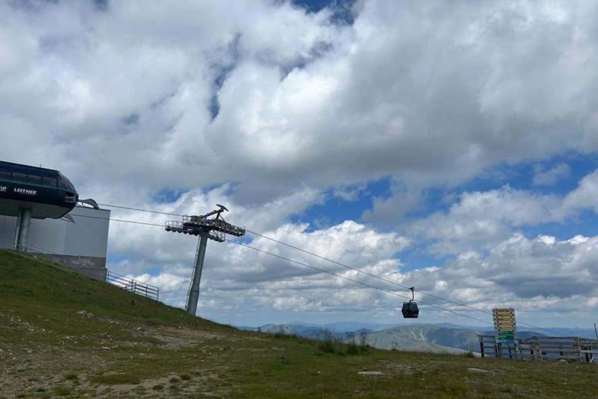 Gondola care urcă de la Cota 1400 la Cota 2000 din Bucegi, oprită din cauza vântului puternic (Foto: Realitatea)