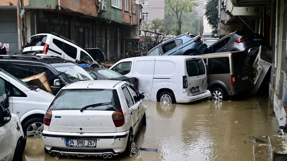Ploile record au inundat Istanbulul și au provocat trei morți și zeci de persoane blocate (Foto: Știripesurse)