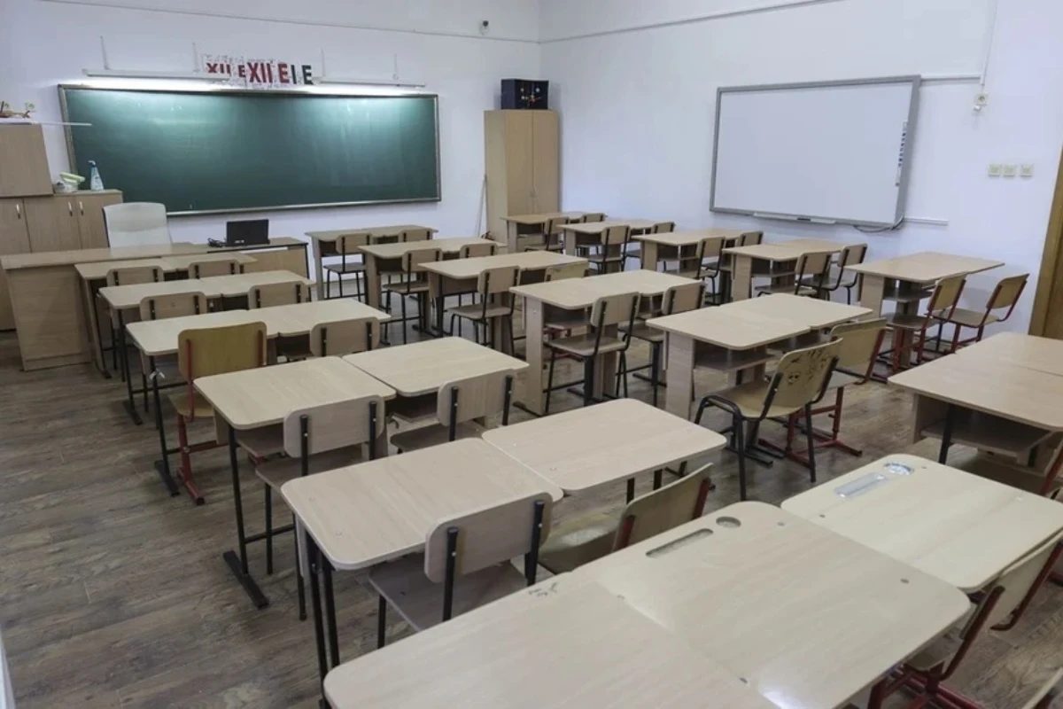 Un elev de 15 ani a pulverizat spray lacrimogen pe holul unui liceu din Ploiești, iar mai mulți colegi au fost afectați (Foto: Realitatea)