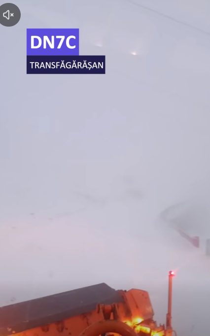 Ninsoare abundentă pe Transfăgărășan, drumarii intervin cu utilaje de deszăpezire (Foto: Turnul Sfatului)