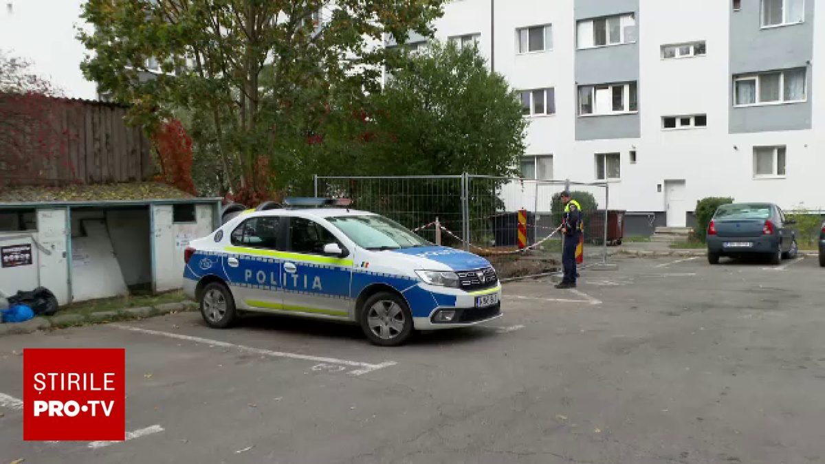 O femeie de 84 de ani a ajuns la spital cu fracturi după ce a căzut într-o groapă în Bistrița. (Foto: Știrile ProTV)