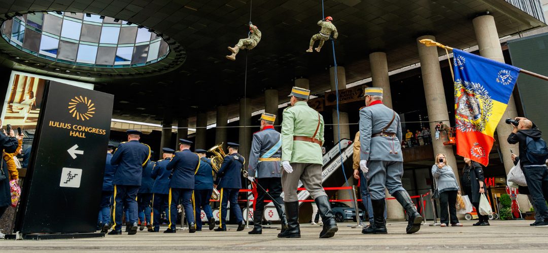 Weekend spectaculos la Iulius Town Timișoara: demonstrații militare, teatru pentru copii și dragoni uriași (Foto: Opinia Timișoarei)