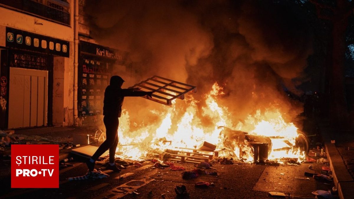 Macron reacționează ferm: „Cei care au vandalizat primăriile vor fi pedepsiți”; Aproape 400 de arestări în Franța (Foto: Știrile ProTV)