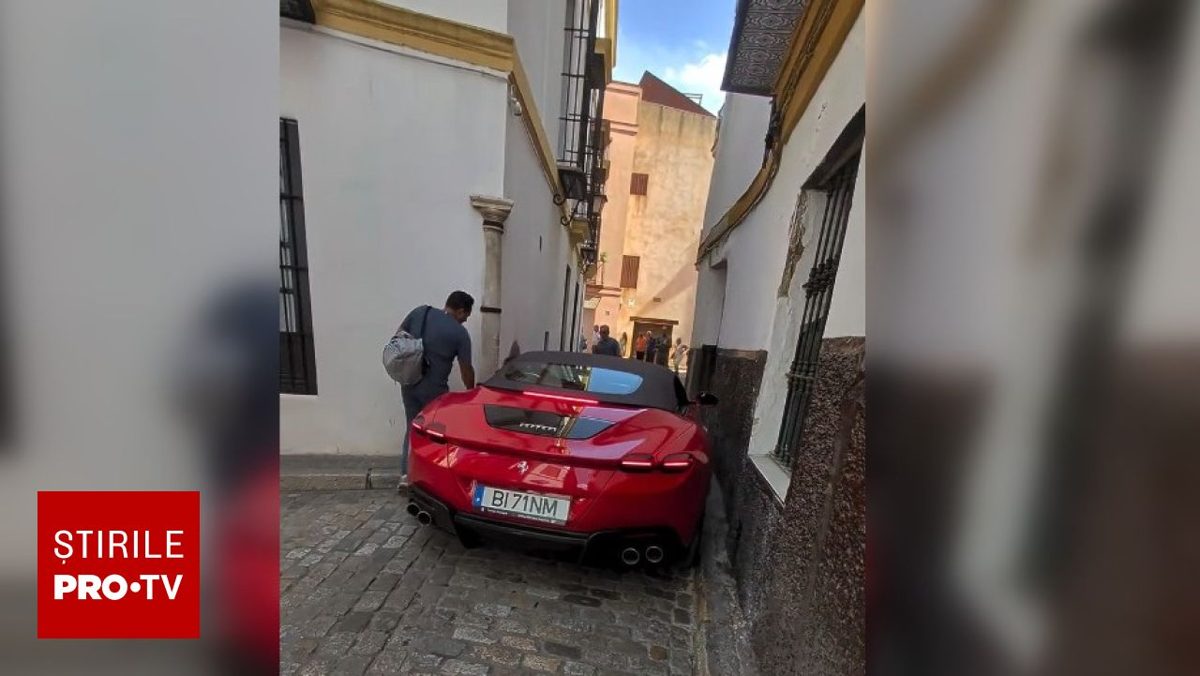 Un șofer a rămas cu Ferrari-ul blocat pe străduțele centrului istoric din Sevilia (Foto: Știrile ProTV)