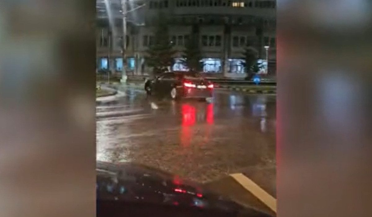 Un tânăr de 19 ani a fost amendat și a rămas fără permis după drifturi într-un sens giratoriu din Suceava. (Foto: Observator (Antena 1))