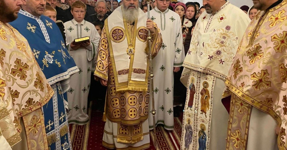 O parohie din Vaslui cere donații pe Facebook pentru veșminte preoțești de mii de lei. (Foto: Adevărul)