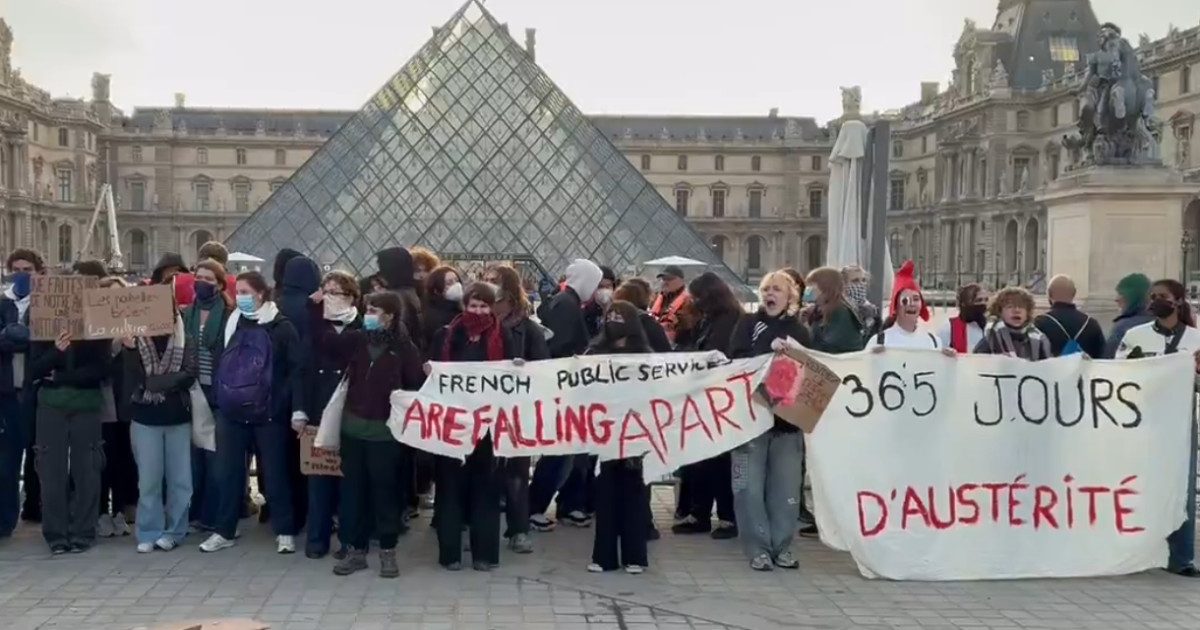 Studenții au blocat luni dimineață intrarea în Muzeul Luvru din Paris (Foto: Digi24)