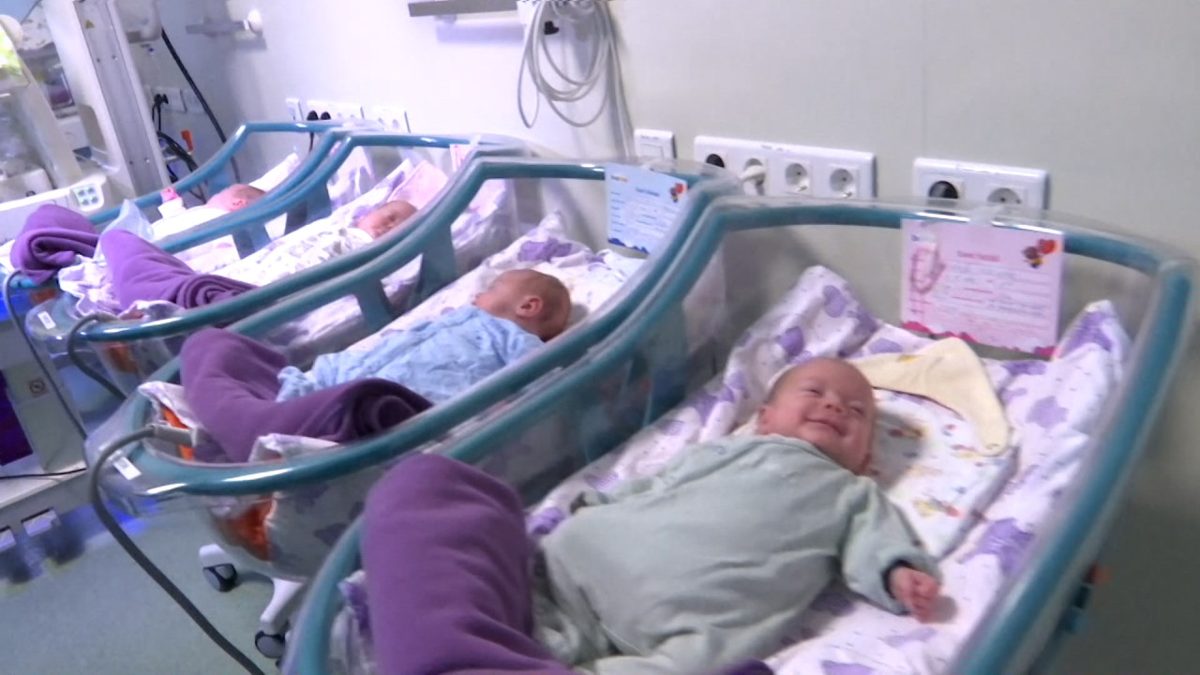 Cvadrupleți născuți prematur în Harghita, externați după aproape trei luni. Cântăreau numai 810 grame (Foto: Observator (Antena 1))