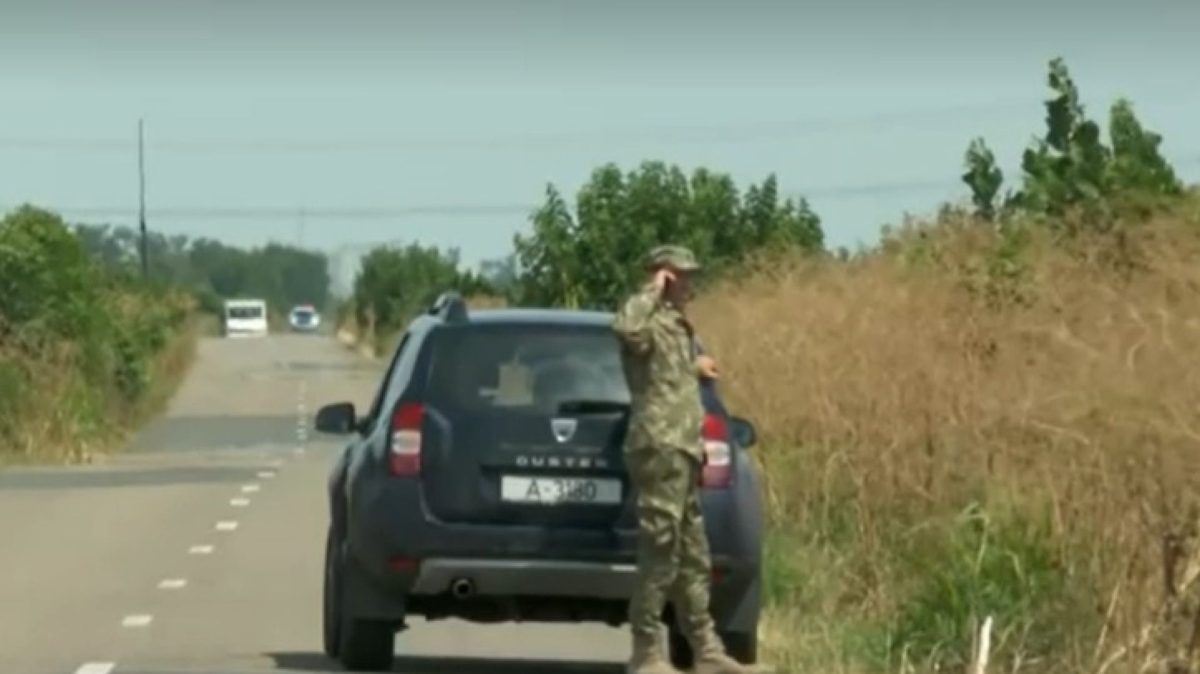 Resturi de dronă, găsite pe un câmp din județul Buzău/ Primar: Nu știu să vă spun când ar fi căzut. Noi auzim mereu… (Foto: România TV)