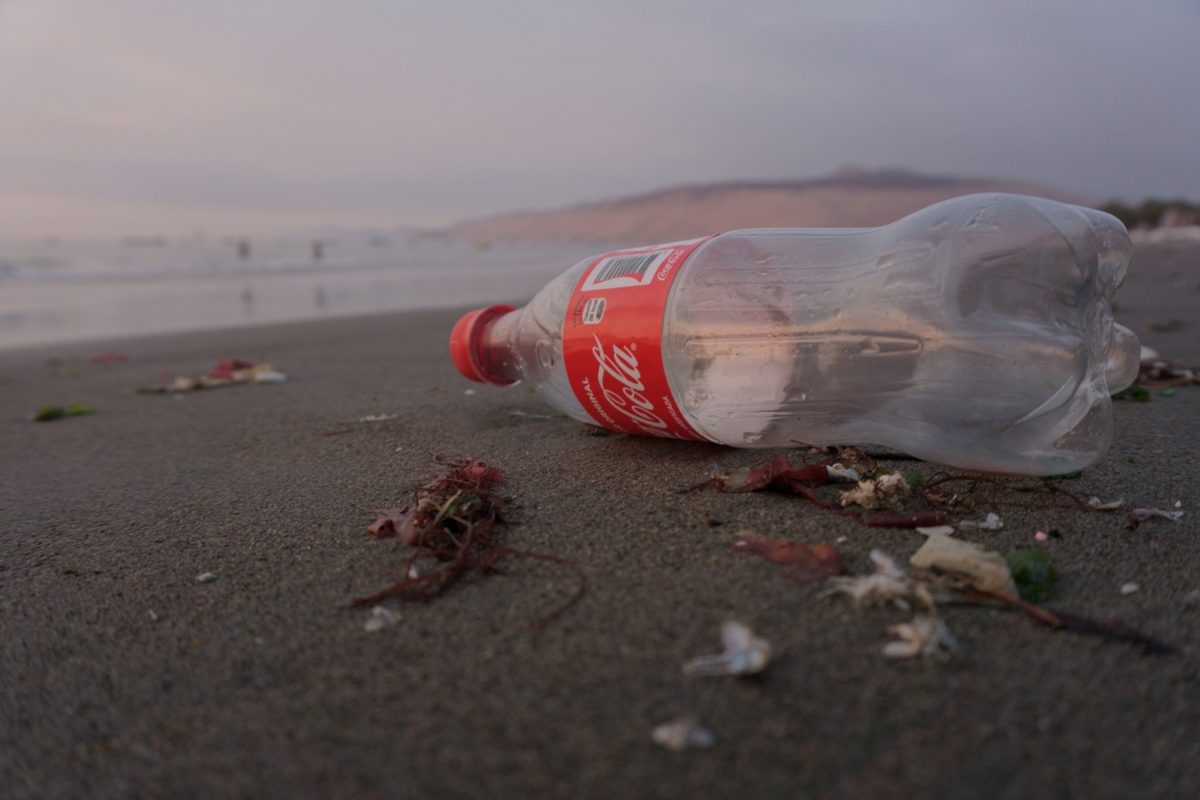 Coca-Cola, Nestlé și Danone au acceptat să modifice mesajele de pe etichetele sticlelor de plastic despre reciclare. (Foto: G4Media)