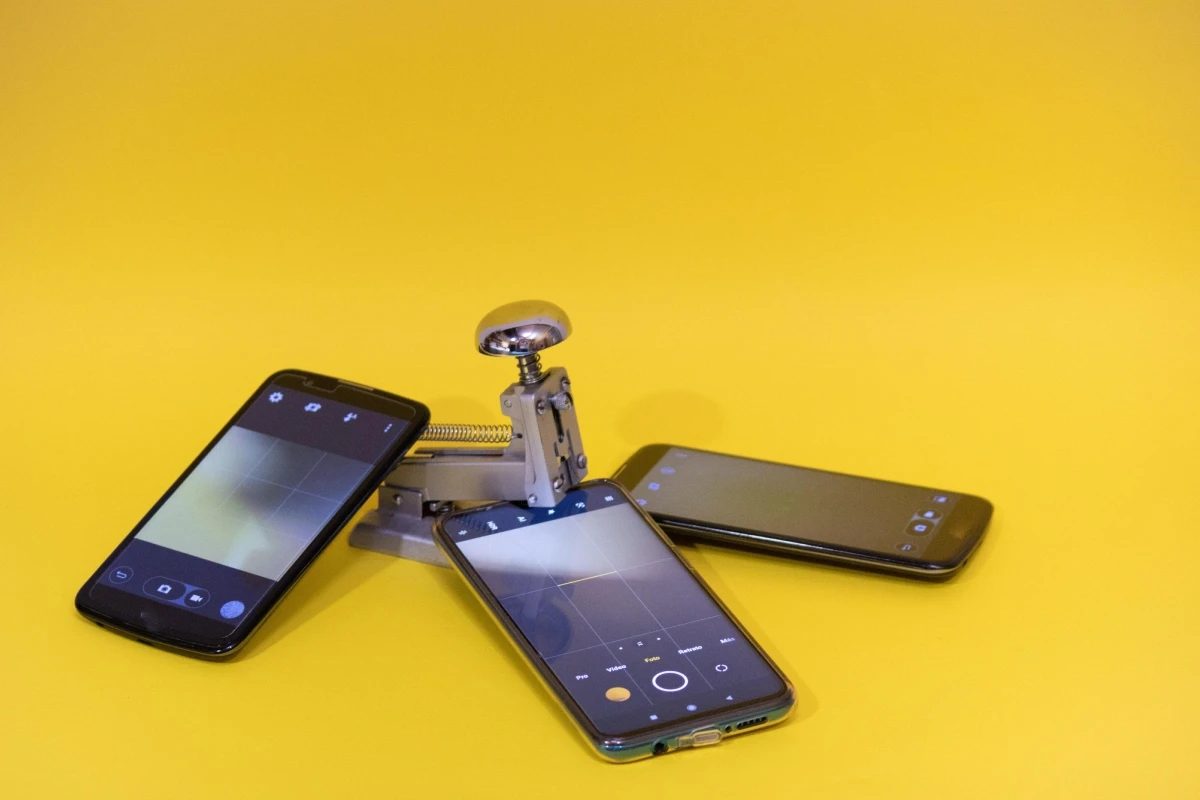 O angajată a unui retailer din Giurgiu, suspectată că a furat 74 de telefoane și le-a vândut, a fost arestată preventiv. (Foto: Realitatea)