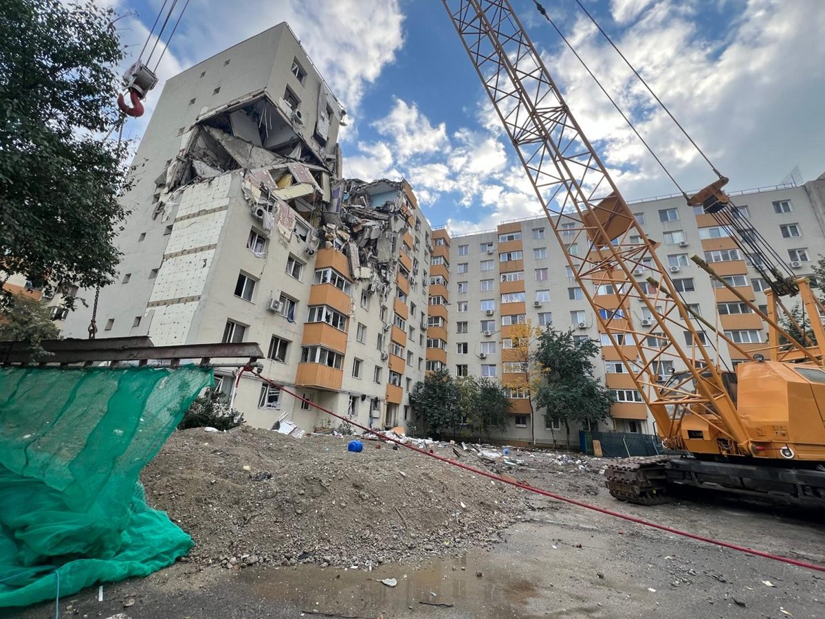 Primăria Capitalei a dezmințit prăbușirea unei macarale peste un bloc din Rahova. (Foto: B365)
