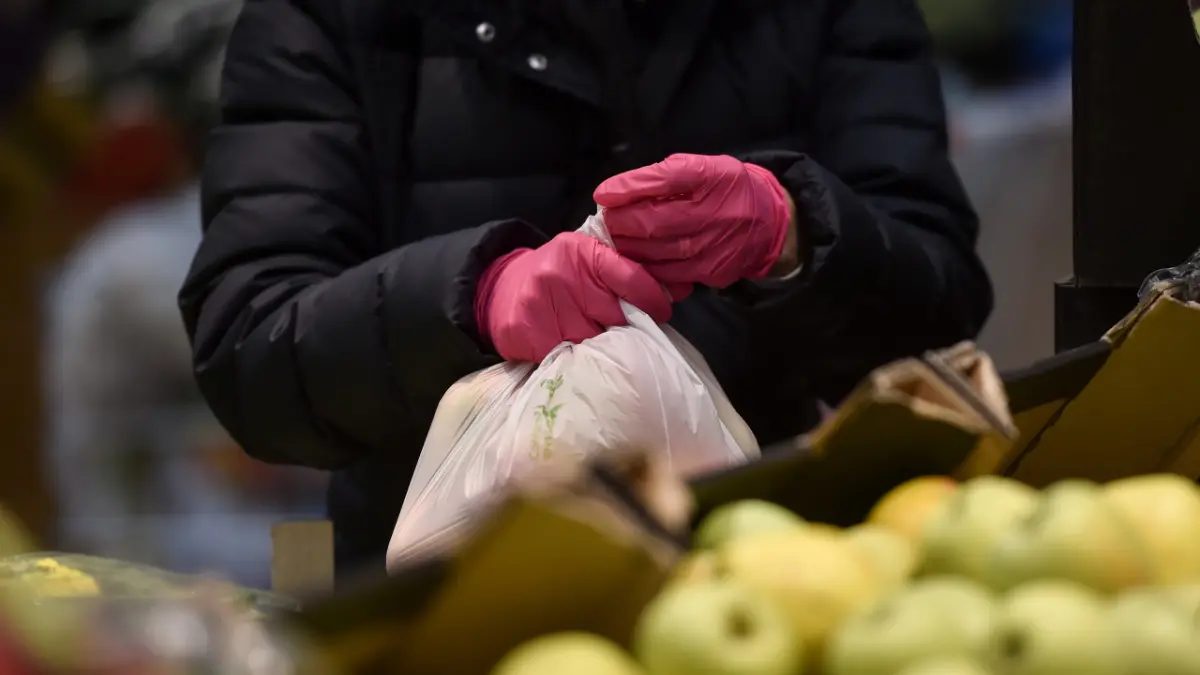 Mihaela Bilic recomandă folosirea pungilor biodegradabile doar pentru transportul alimentelor (Foto: DCNews)