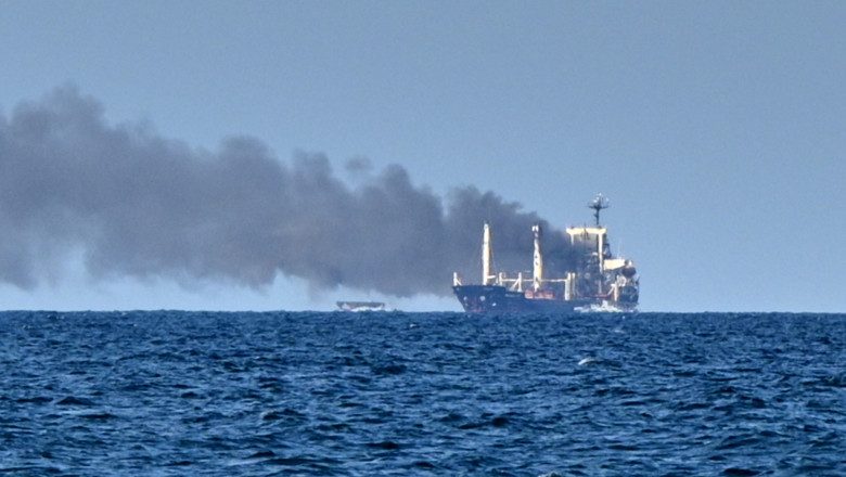 O navă comercială a fost lovită de o dronă în Marea Neagră, în apropiere de Constanța (Foto: România TV)