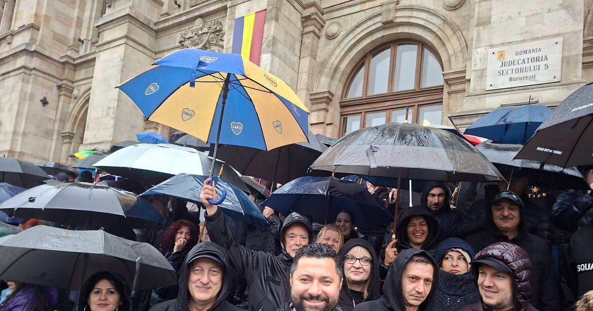 Un protest în sprijinul lui Călin Georgescu a blocat traficul pe Splaiul Independenței (Foto: Adevărul)