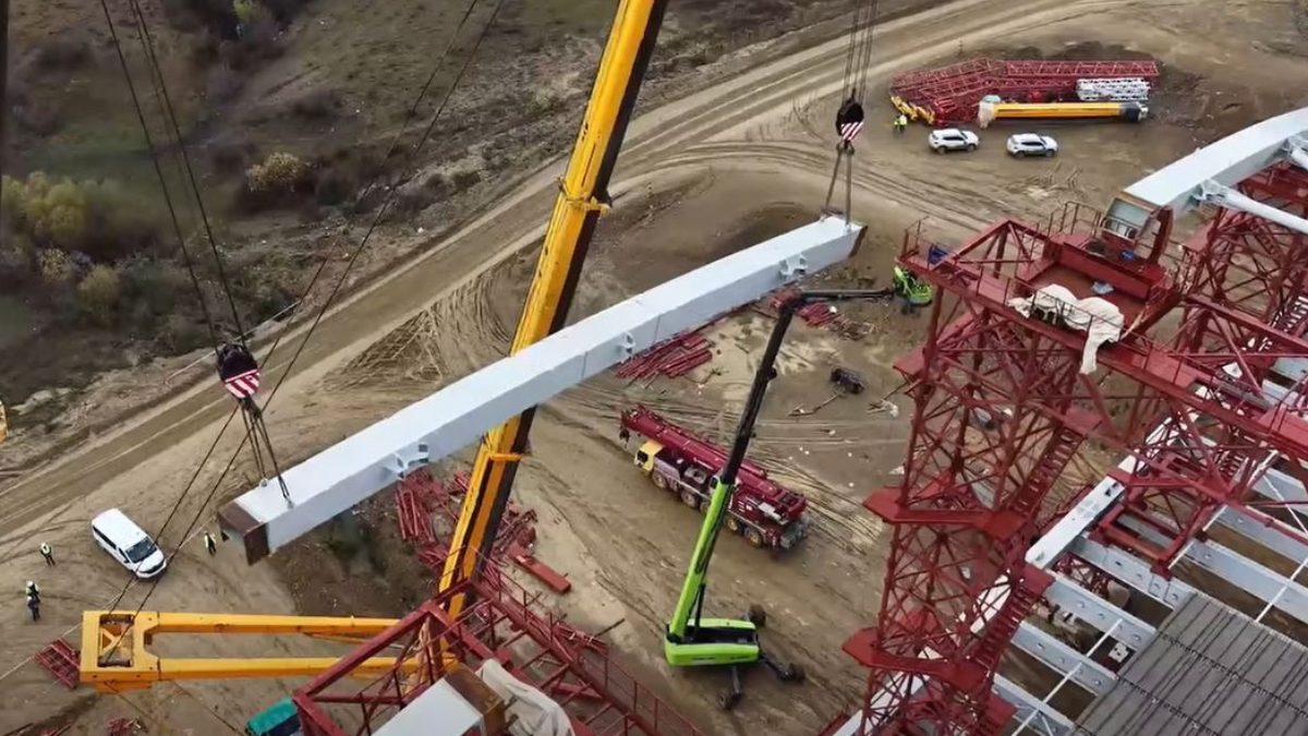 Pe tronsonul 3 al A13 Sibiu–Făgăraș a început instalarea segmentului final al arcului unui pod. (Foto: Puterea)