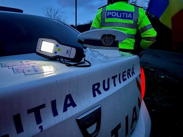 Un container cu deșeuri din plastic s-a desprins de pe o platformă și a lovit o mașină pe A1 (Foto: News.ro)