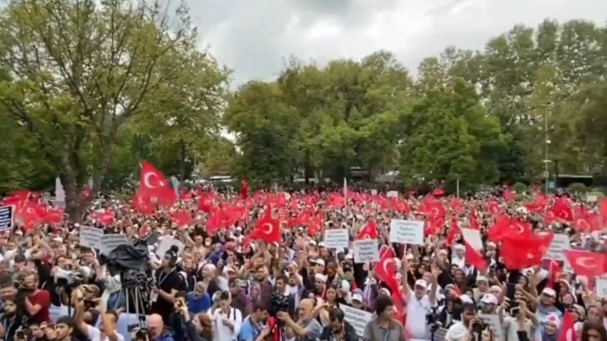 Mii de persoane au manifestat la Istanbul și Ankara împotriva presiunilor asupra presei (Foto: Știripesurse)