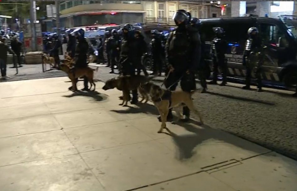 Poliția portugheză a evacuat tabăra de protest pentru locuințe din Lisabona și a arestat 25 de persoane (Foto: HotNews)