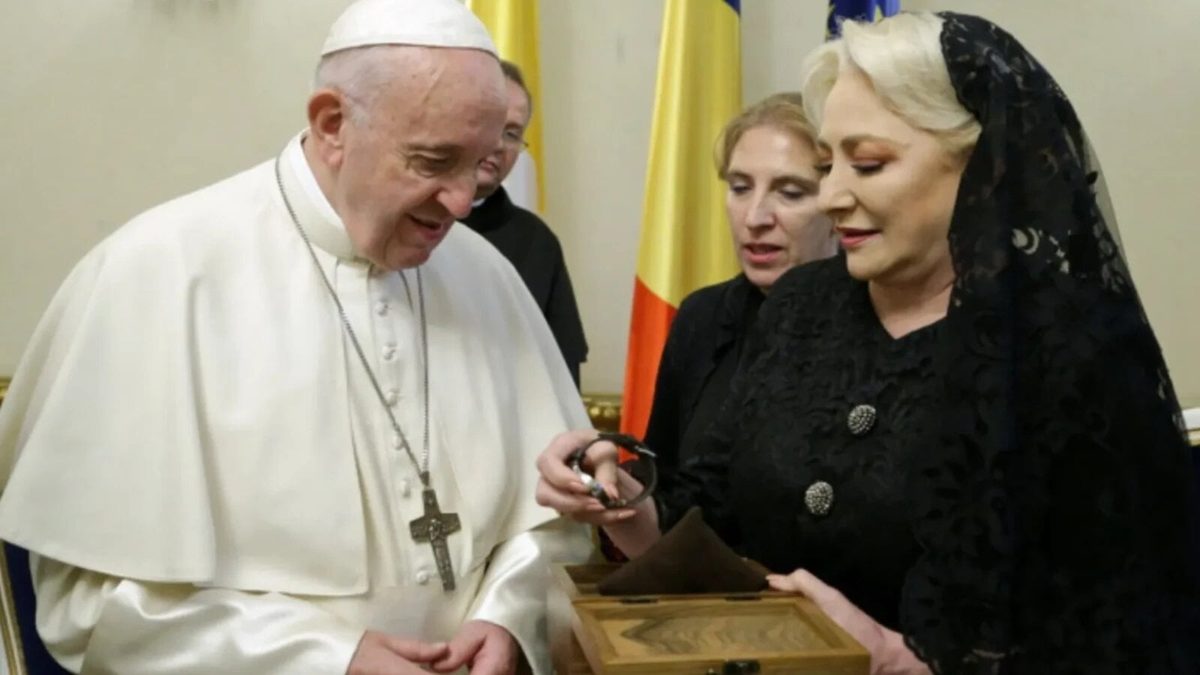 Ce s-a întâmplat cu ceasul oferit de Viorica Dăncilă lui Papa Francisc. Cât valorează bijuteria VIDEO (Foto: Știripesurse)