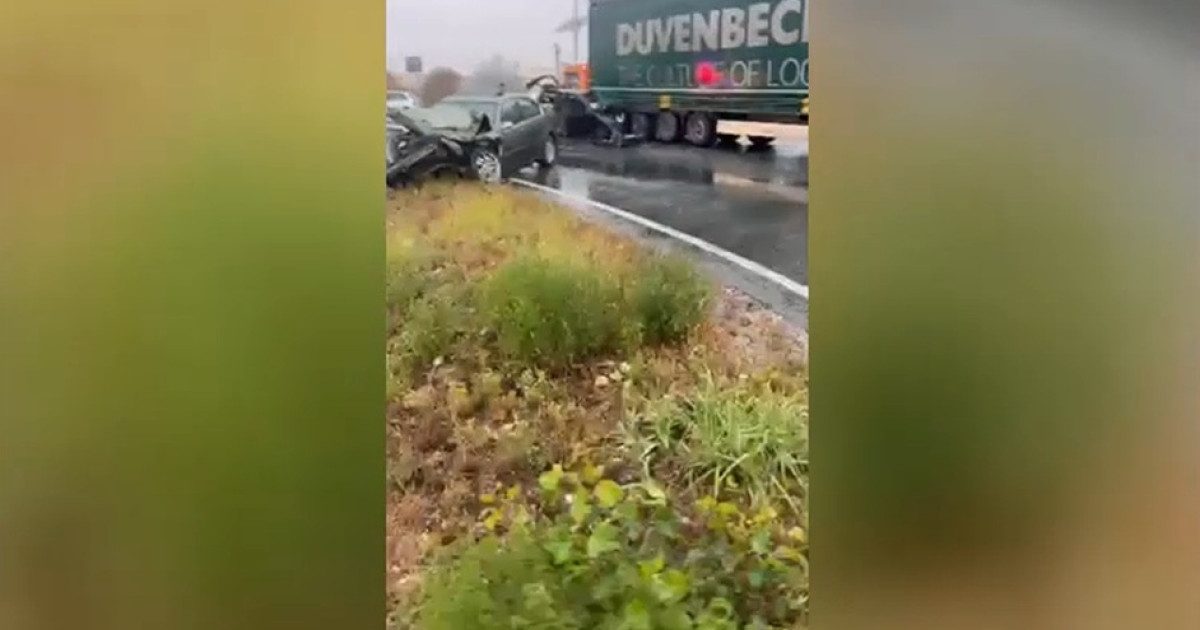 Accident grav în Timiș. Două mașini și un camion s-au ciocnit într-un sens giratoriu. Patru oameni au fost răniți (Foto: Digi24)