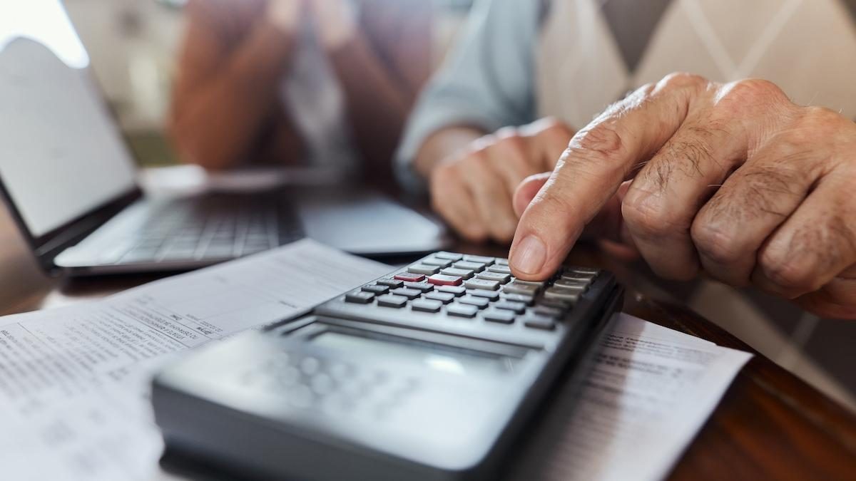Pensii 2026: sporurile, primele și orele suplimentare pot aduce bani în plus. Cum pot solicita pensionarii recalcularea (Foto: România TV)
