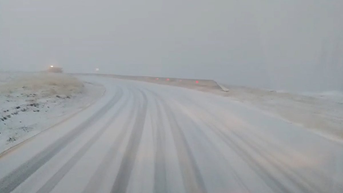 Iarna pune stăpânire pe Transalpina: Circulația a fost închisă temporar din cauza ninsorii (Foto: Observator (Antena 1))