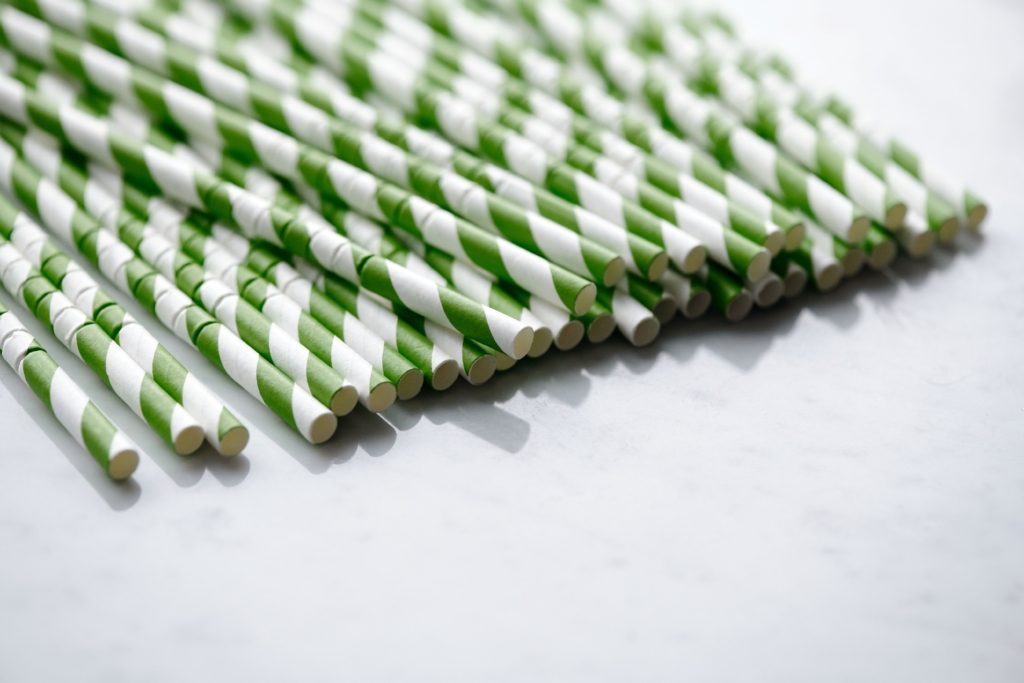 Paiele de hârtie ar putea polua mai mult decât cele din plastic. Ce au descoperit cercetătorii din Coreea de Sud (Foto: Ziare.com)