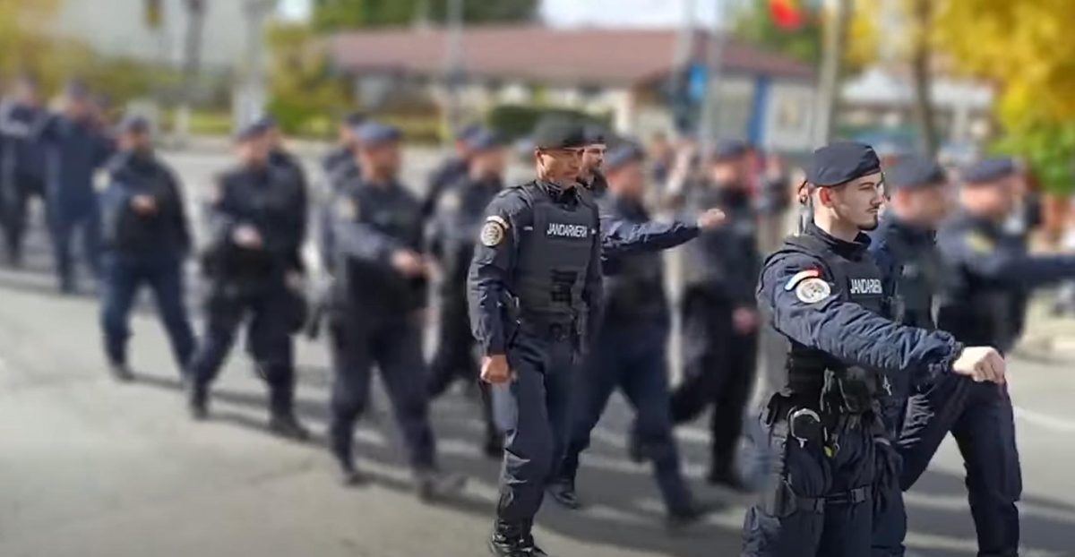 Jandarmii s-au desincronizat la parada de Ziua Armatei din Călărași (Foto: Observator (Antena 1))
