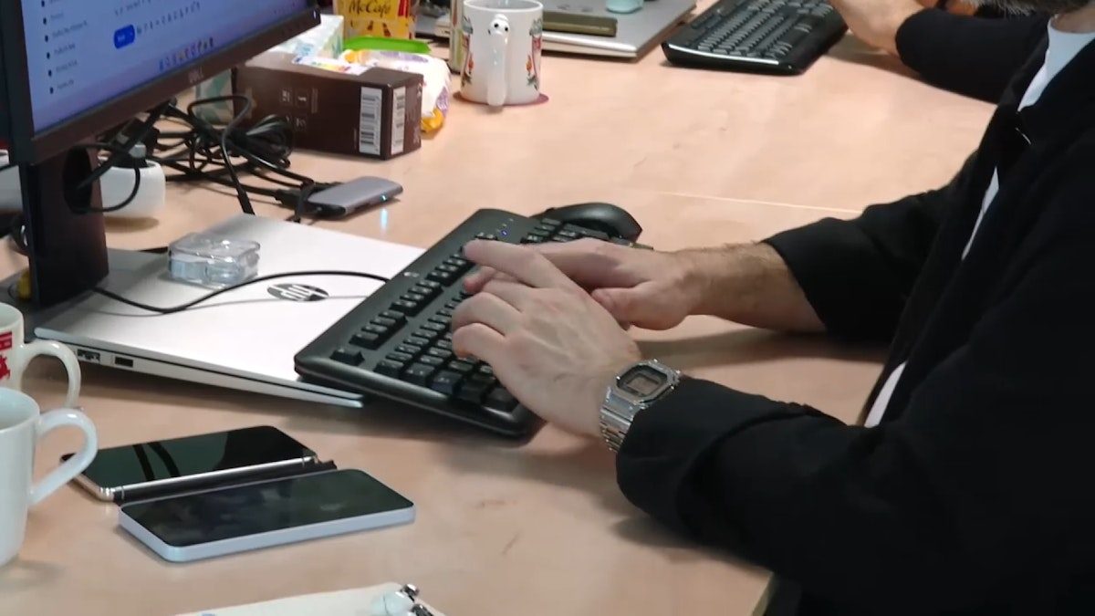 Șase din zece firme din România folosesc inteligența artificială, dar doar 3% o integrează în activitate. (Foto: Euronews România)