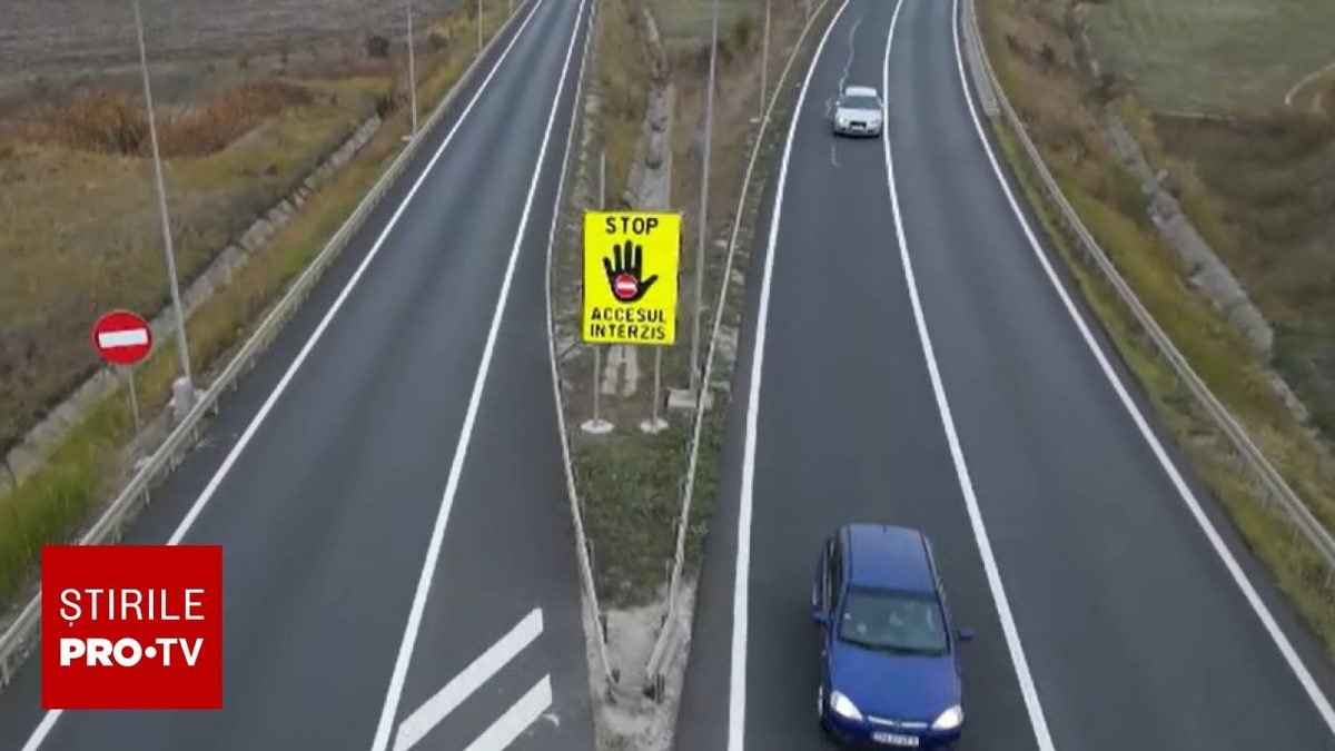 Panouri de avertizare pe unele autostrăzi din România, pentru șoferii care intră pe contrasens (Foto: Știrile ProTV)