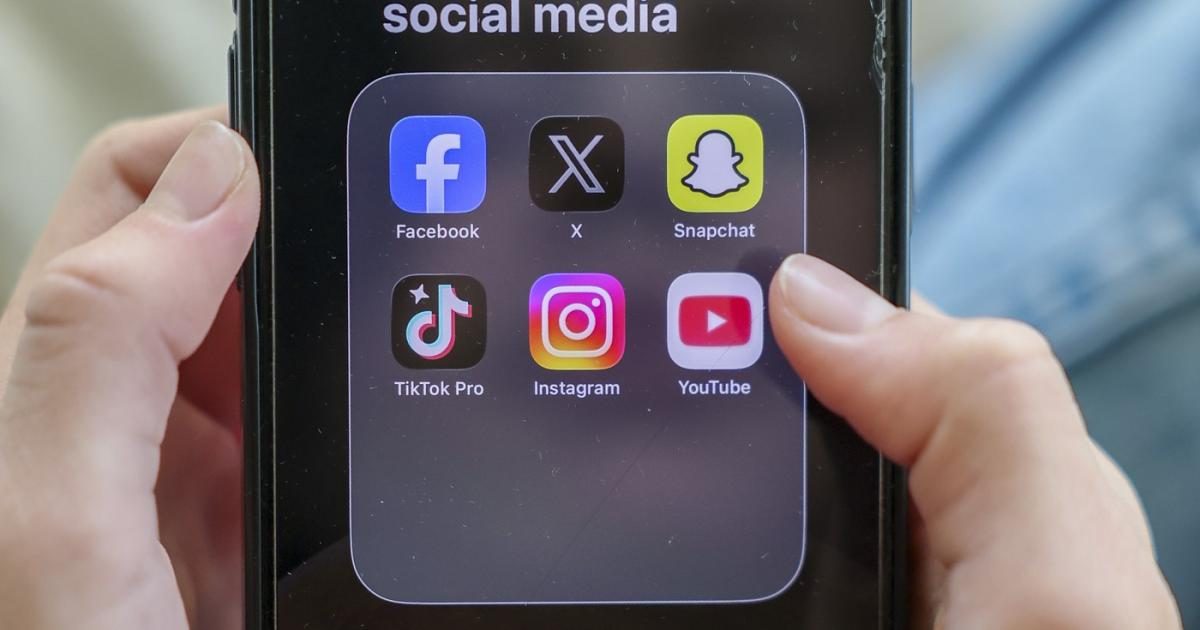Instagram și Snapchat sunt acuzate în instanță, în SUA, că provoacă dependență (Foto: Observator (Antena 1))