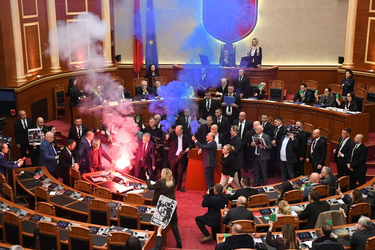 Ședința parlamentului albanez a fost perturbată de fumigene aprinse de reprezentanți ai opoziției (Foto: HotNews)