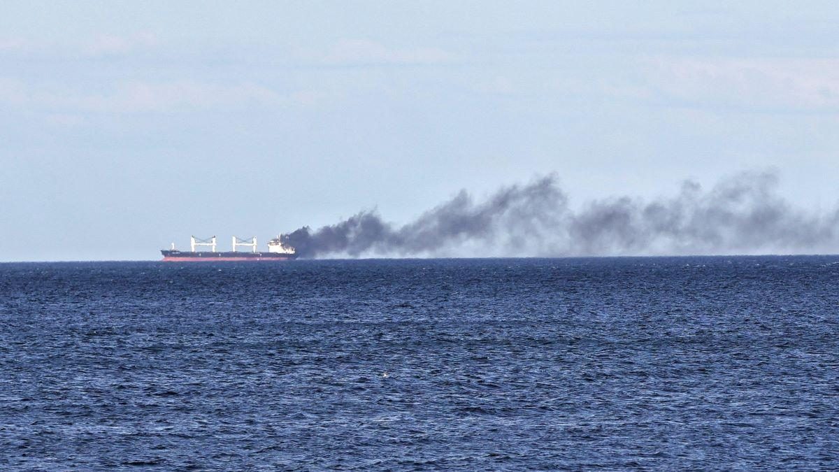 Bulgaria a încercat să scufunde nava atacată lângă Constanța. Epava a plutit zile întregi în derivă (Foto: Jurnalul)